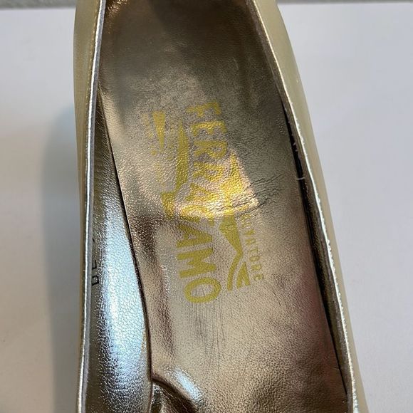 SALVATORE FERRAGAMO GOLD PUMPS VINTAGE - Picture 10 of 15